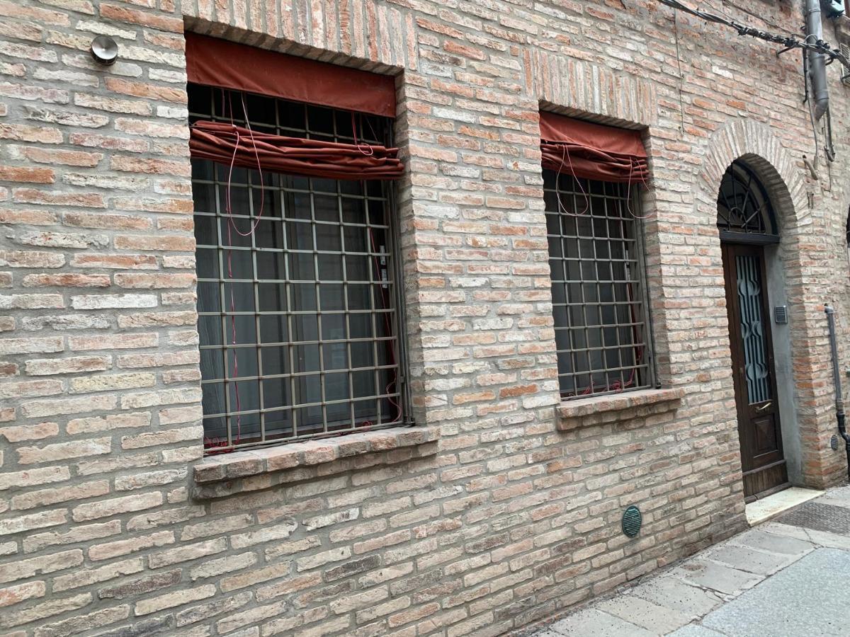 Incastrum - La Soffitta In Centro Ferrara Eksteriør bilde
